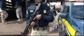 PRF apreende mais de 70 kg de drogas em fundo falso de carretinha em Aragar